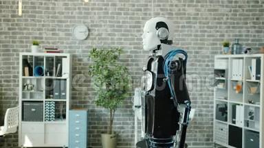 <strong>智能机器人</strong>在办公室滚动的肖像，看着相机移动的手